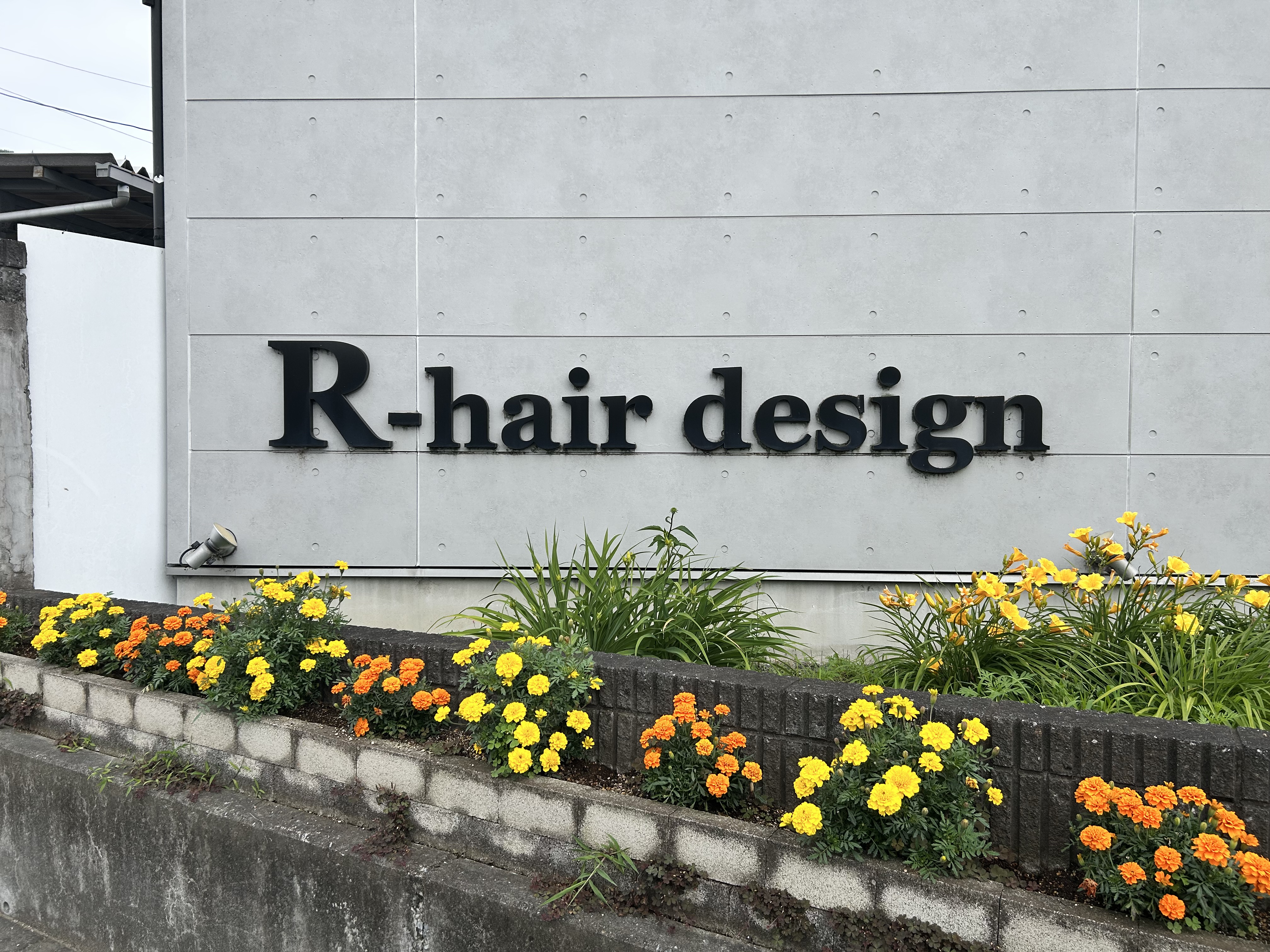 R-hair design の正面外観