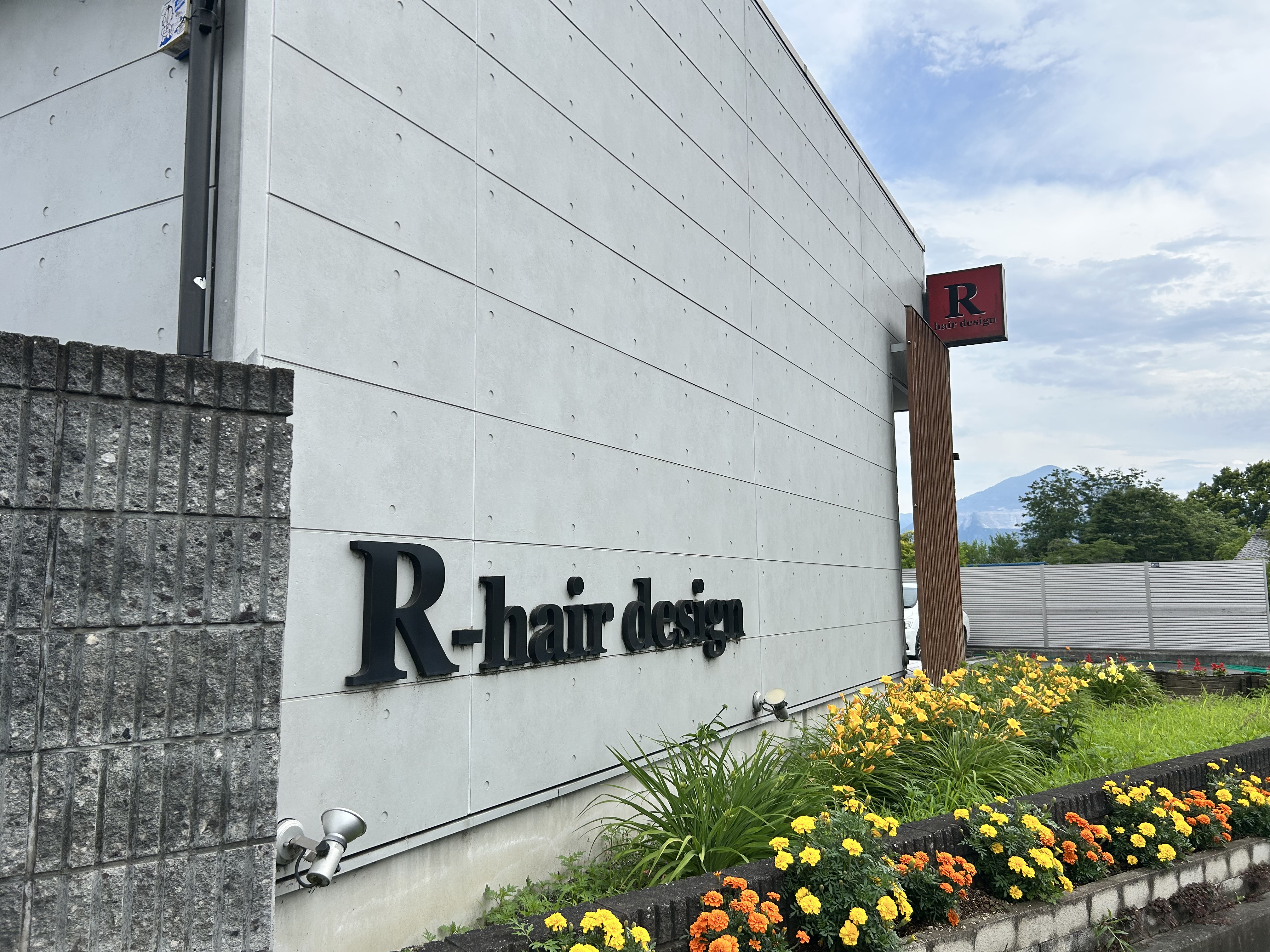 R-hair design のコンクリート外観