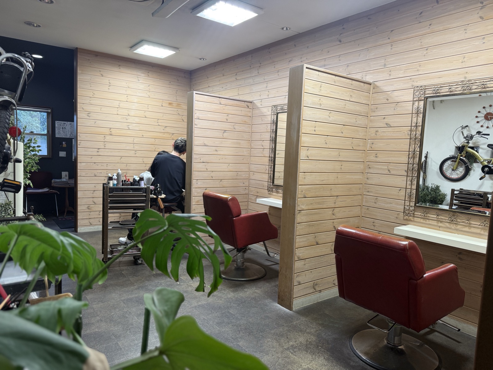 木のぬくもりを感じる店内のセット面