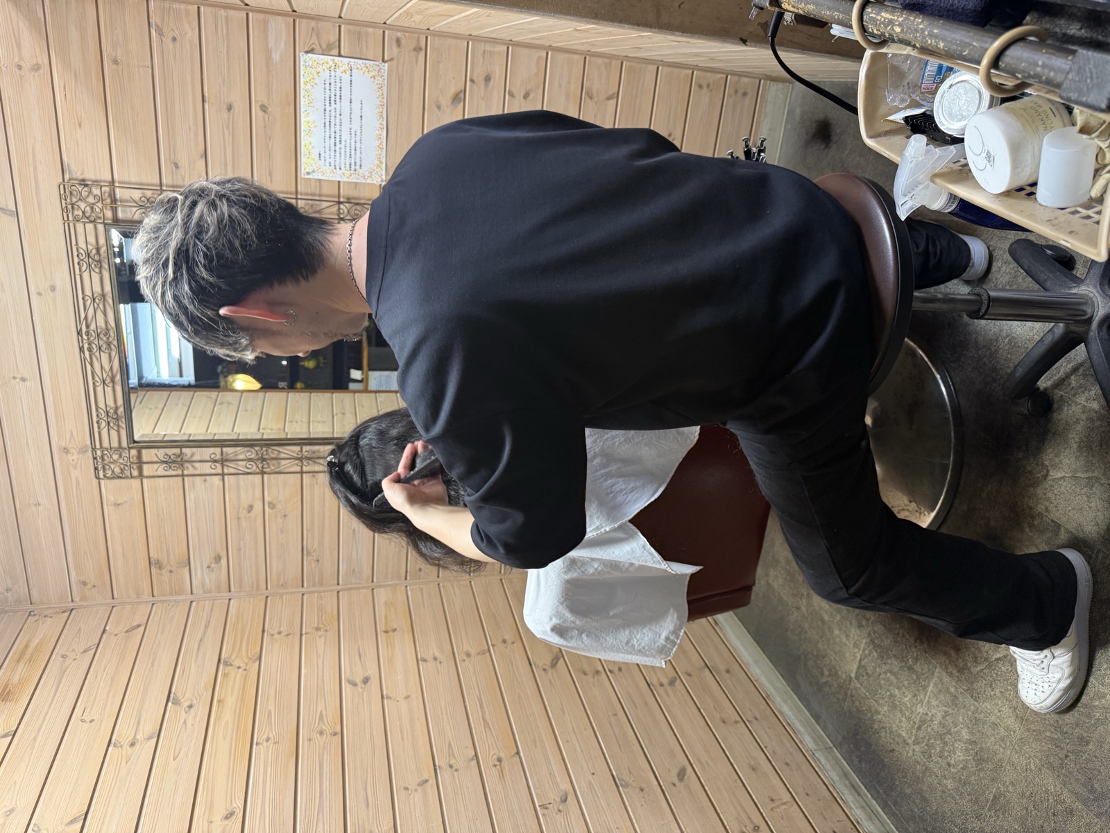 木の壁に囲まれたセット面でのカット施術